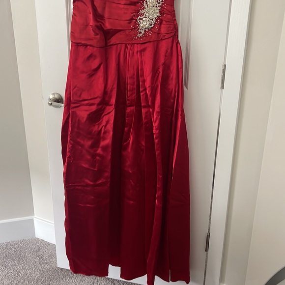 Beautiful red gown - Picture 3 of 6